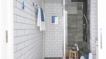Douche, sèche-cheveux, serviettes fournies