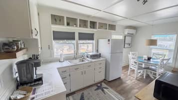 Kühlschrank, Mikrowelle, Wasserkocher mit Kaffee-/Teezubehör, Toaster