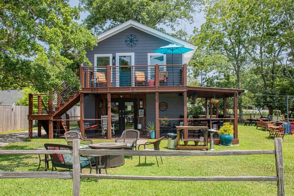 Outdoor dining - Trendy Loft w/ Energetic Outdoors - 5 min from the beach and pet friendly! (Beaufort)