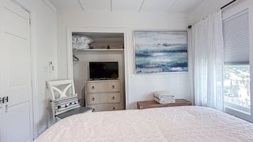 Een bureau, een strijkplank/strijkijzer, reisbedje, gratis wifi