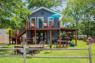 Low Tide Loft | Private Loft Above Beaufort`s Best Cafe · Dog Friendly