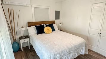 1 quarto, escrivaninha, ferros/tábuas de passar roupa, berço de viagem