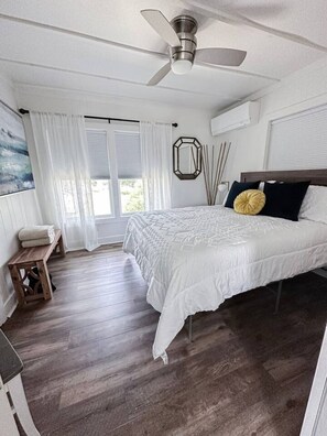 Escritorio, tabla de planchar con plancha, cuna de viaje y wifi gratis 