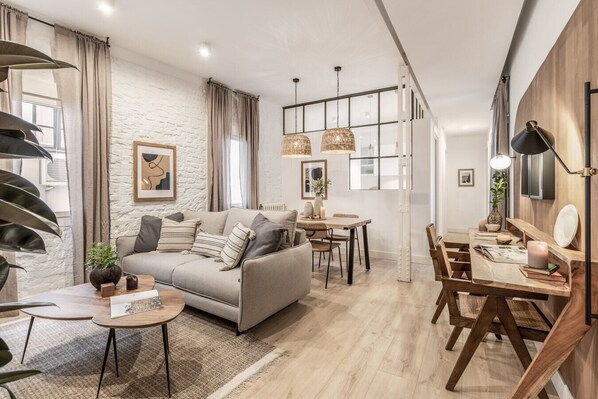 TV - Somma - 2 bedrooms in Almagro (Madrid)