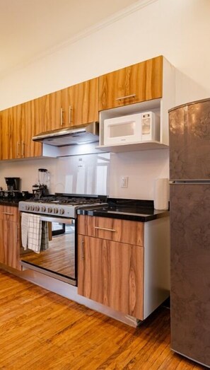 Refrigerador, microondas, parrilla de estufa y cafetera y tetera