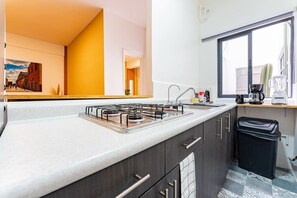 Refrigerador, microondas, parrilla de estufa y cafetera y tetera 