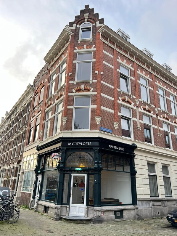 المنشأة من الخارج