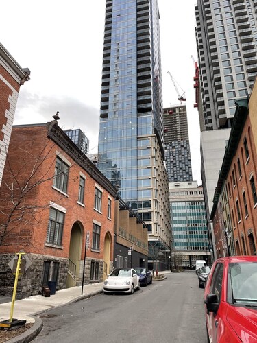 Downtown Montreal condo, so close to everything your heart desires yet quiet! 