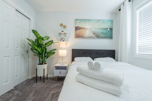 3 bedrooms, iron/ironing board, free WiFi, bed sheets - Stylish Getaway by the Park with 2-Car Garage (Calgary)