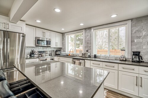 Modern 8 BR duplex in Tacoma! -Both sides included