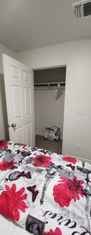 3 bedrooms, iron/ironing board, WiFi (free), bed sheets
