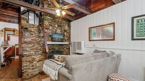 Unclassified image, 3 of 22, button - The Vintage Bear Cabin (Big Bear City)