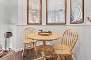 객실 내 식사 공간