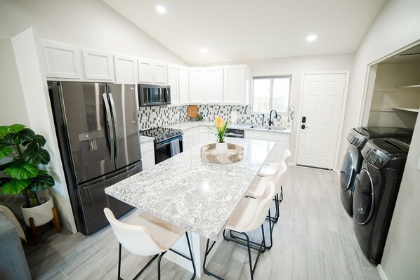 Kühlschrank, Mikrowelle, Ofen, Herdplatte