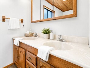 Bathroom - 5 Kern's Cabin (Big Bear Lake)