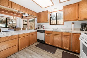 Eenvoudig huisje | Privékeuken | Een koelkast met diepvriezer, een microgolfoven, een oven, een kookplaat