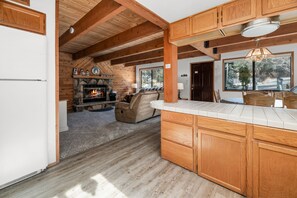 Cabin cơ bản | Bếp riêng | Tủ lạnh, lò vi sóng, lò nướng, bếp nấu 