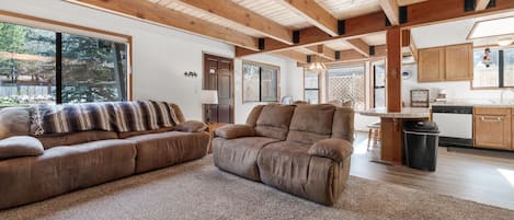 เบสิกเคบิน | บริเวณนั่งเล่น | เครื่องเล่นดีวีดี