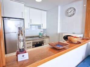 Jääkaappi, mikroaaltouuni, uuni, liesi