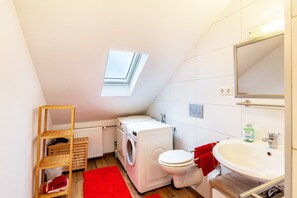 Shower, hair dryer, towels - Apartment 'Tapas Restaurante 2' with Shared Terrace and Wi-Fi (Viersen)