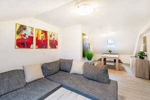 TV - Apartment 'Tapas Restaurante 2' with Shared Terrace and Wi-Fi (Viersen)