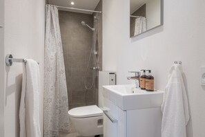 Douche, serviettes fournies