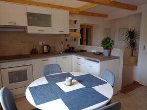 Kylskåp, mikrovågsugn, ugn och spishäll