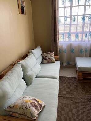 TV - Impeccable homely 1-Bed Apartment in Nairobi (Nairobi)