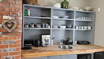 Frigorífico, microondas, placa de cocina y lavavajillas