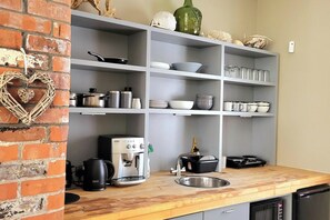 Fridge, microwave, stovetop, dishwasher - 2-Bed Apartment Sleeps 6 with Pool Table (Waterford City)