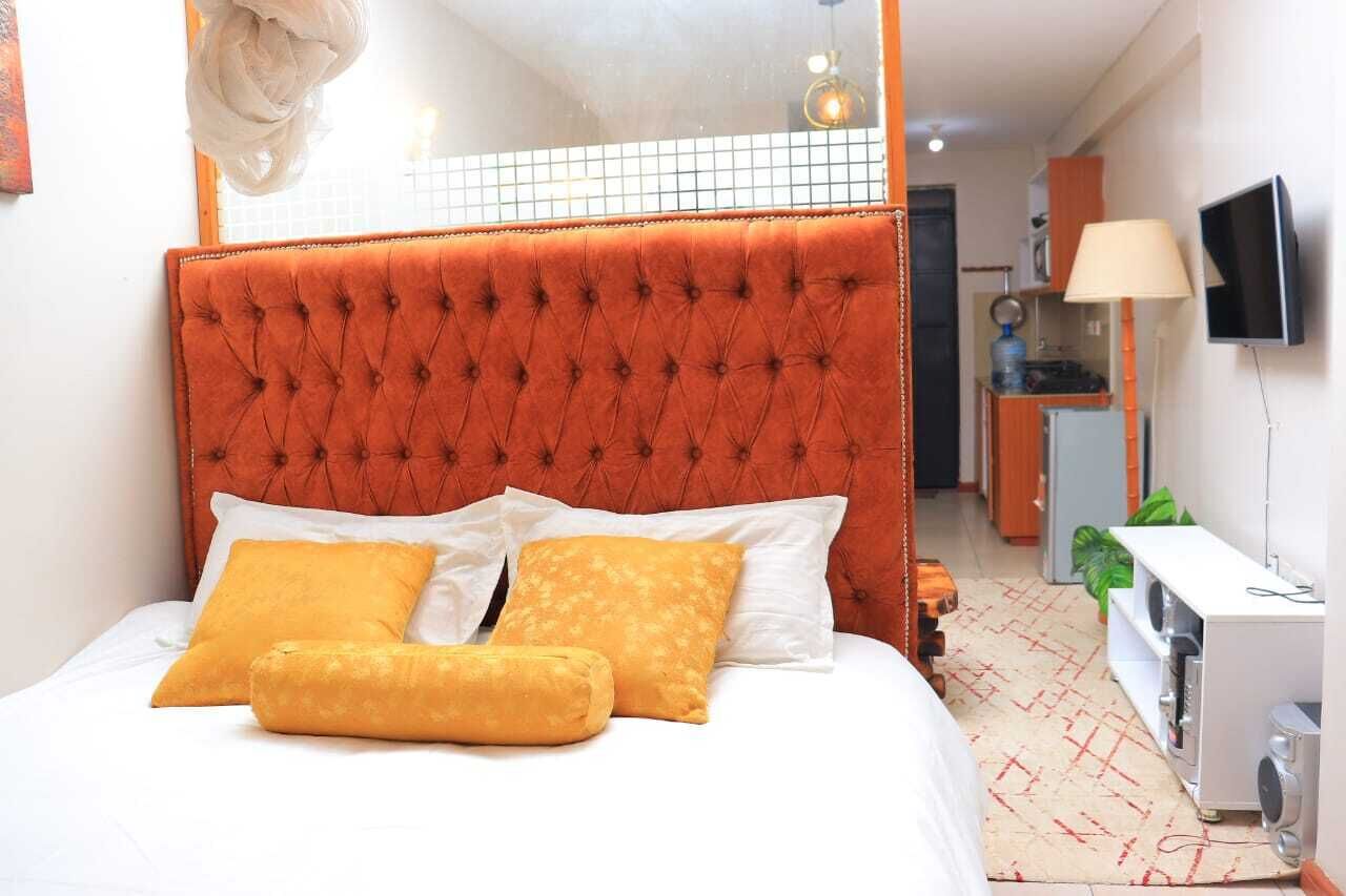 Tabla de planchar con plancha, wifi, ropa de cama