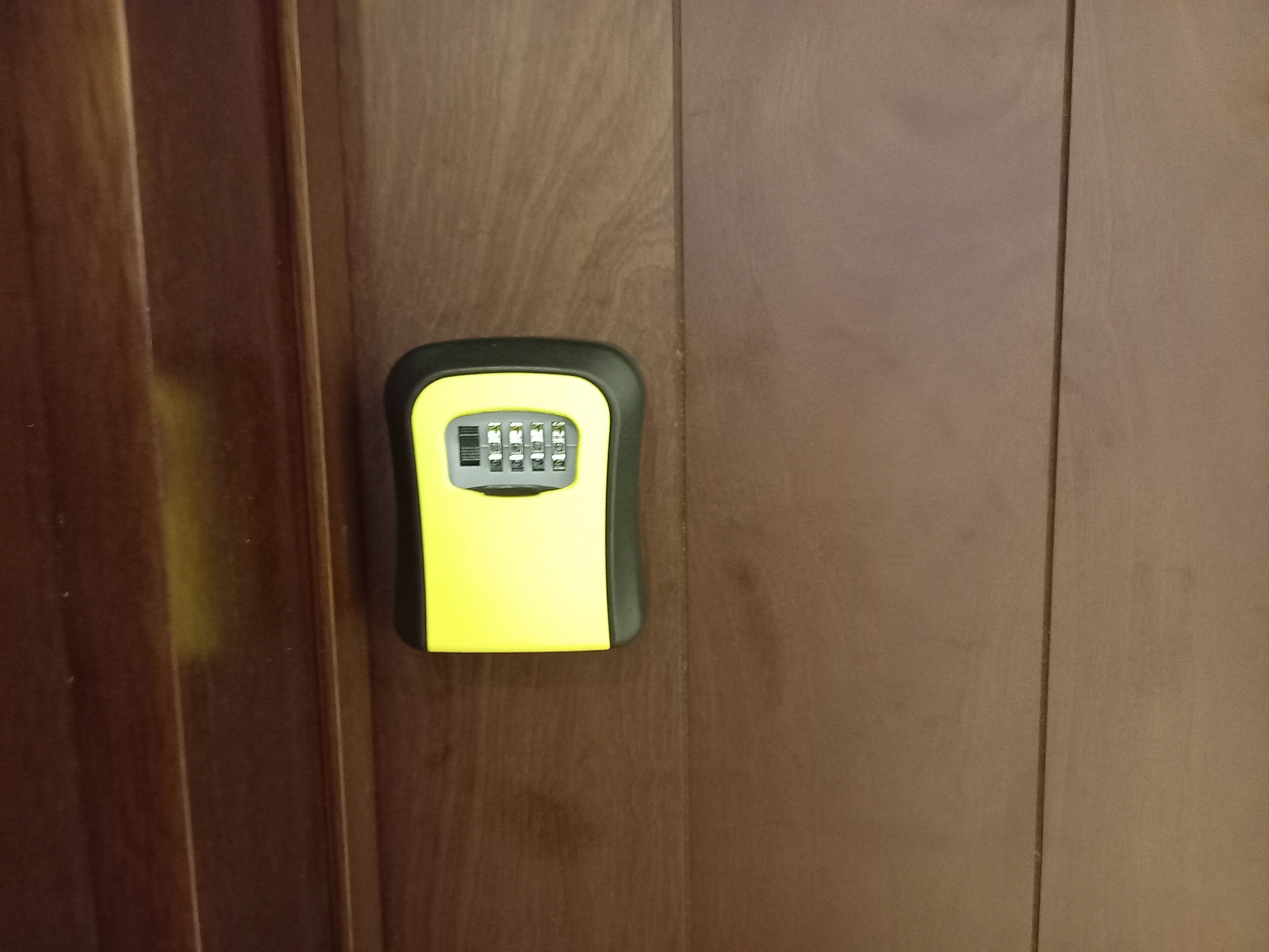 Une porte dotée d’un clavier pour l’ouverture à code.