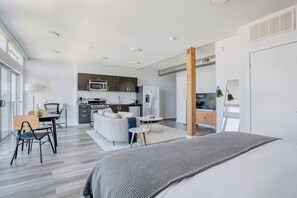 Silitysrauta/-lauta, Wi-Fi, vuodevaatteet