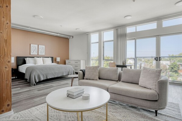 Silitysrauta/-lauta, Wi-Fi, vuodevaatteet