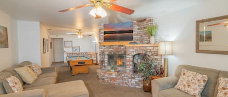 Chalet rustique de base | Aire de séjour | Table de baby-foot