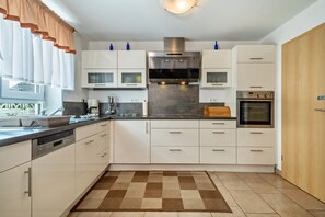 Frigorifero, microonde, forno, piano cottura