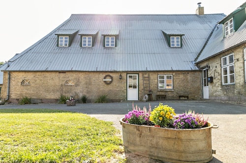 Apartment "Historischer Resthof" with Private Garden & Wi-Fi