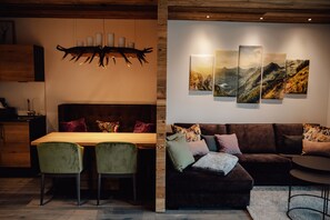 TV - Chalet 'Zillertal Juwel' with Mountain View, Balcony and Wi-Fi (Fügen)