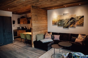 TV - Chalet 'Zillertal Juwel' with Mountain View, Balcony and Wi-Fi (Fügen)