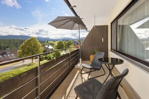 Terrace/patio - Studio Apartment 'Ferienwohnung Sally' with Mountain View and Balcony (Lenzkirch)