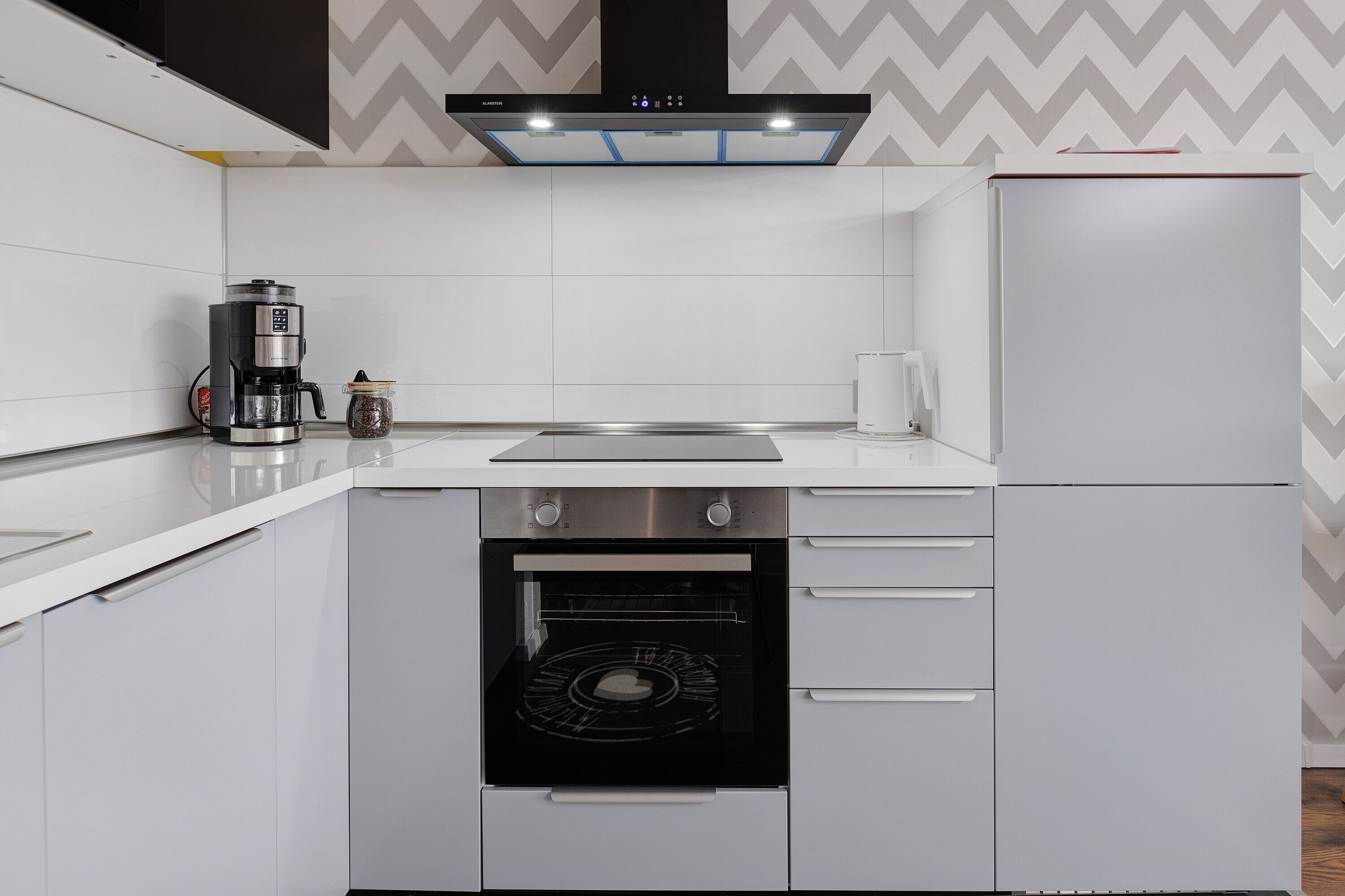 Frigorífico, microondas, horno y placa de cocina
