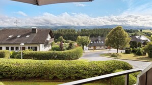 A residential area with houses, a well-maintained lawn, and a clear sky. - Studio Apartment 'Ferienwohnung Sally' with Mountain View, Pool and Balcony (Lenzkirch)