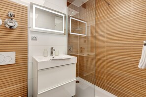 Ducha, secador de pelo, toallas