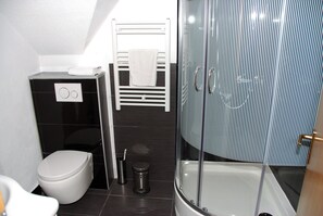 Dusche, Haartrockner, Handtücher