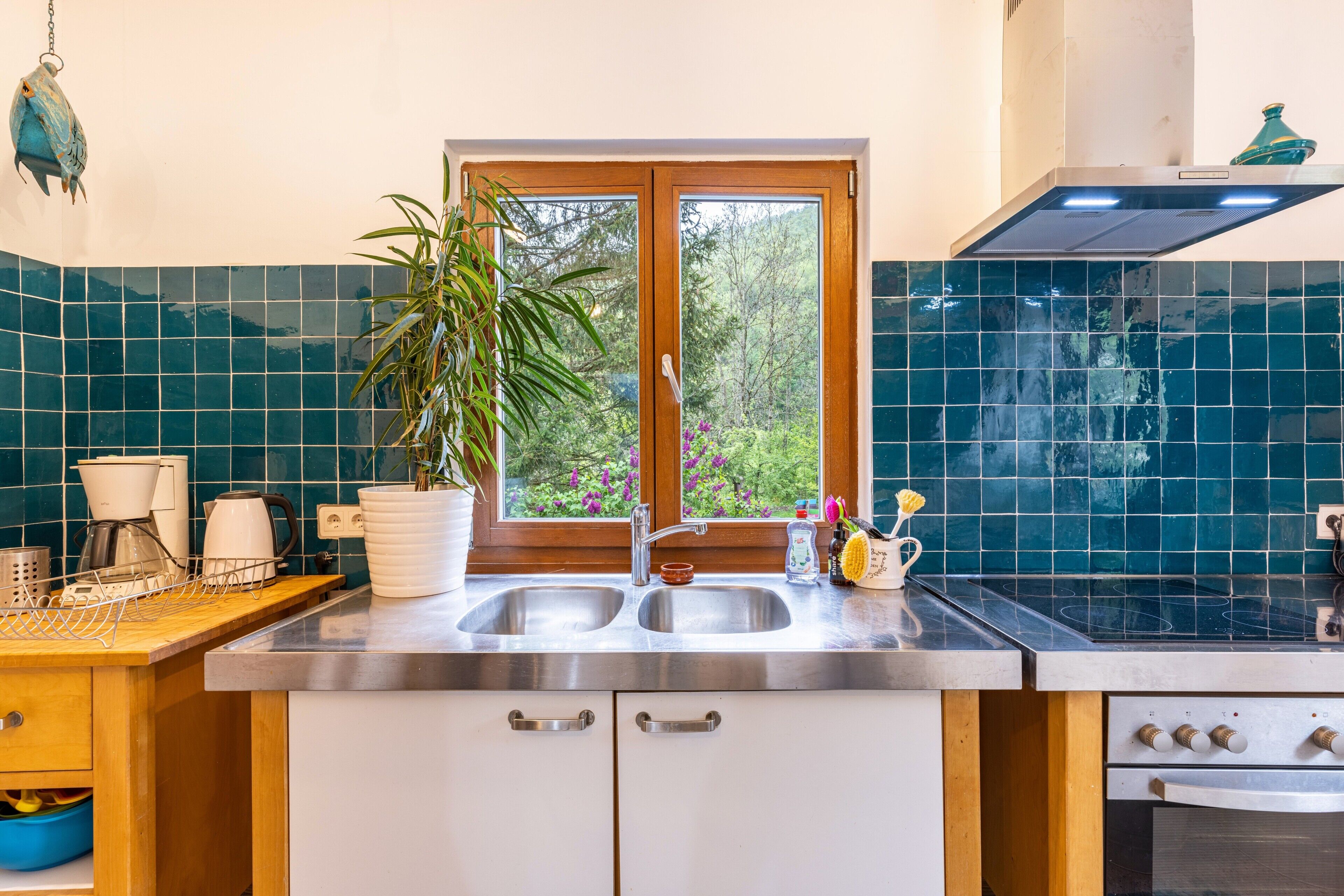 Kjøleskap, ovn, kokeplater og kaffetrakter/tekoker