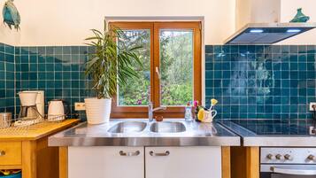 Kjøleskap, ovn, kokeplater og kaffetrakter/tekoker