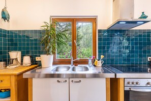 Kühlschrank, Ofen, Herdplatte, Wasserkocher mit Kaffee-/Teezubehör