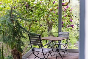 Outdoor dining - Apartment 'Kiwi Retreat' with Private Terrace and Wi-Fi (Bad Urach)