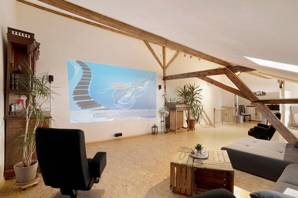 Fernseher, DVD-Player, Tischtennisplatte, Stereoanlage