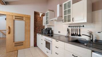 Frigorifero, microonde, forno, piano cottura